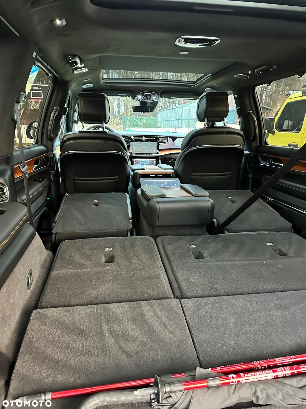 Jeep Grand Wagoneer - 14