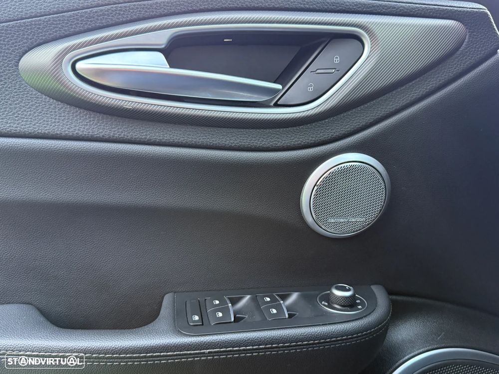 Alfa Romeo Giulia 2.0 Turbo 16V AT8-Q4 Veloce - 37