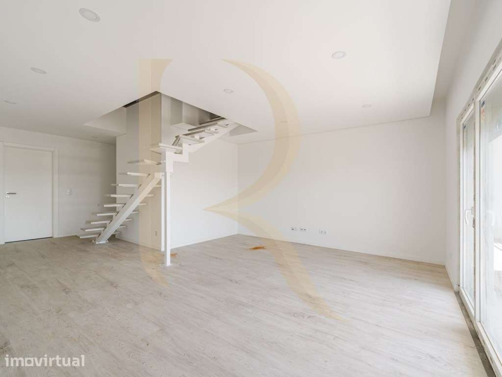 Apartamento T4 duplex com elevador, parqueamento e terraço em condo... - Grande imagem: 4/21