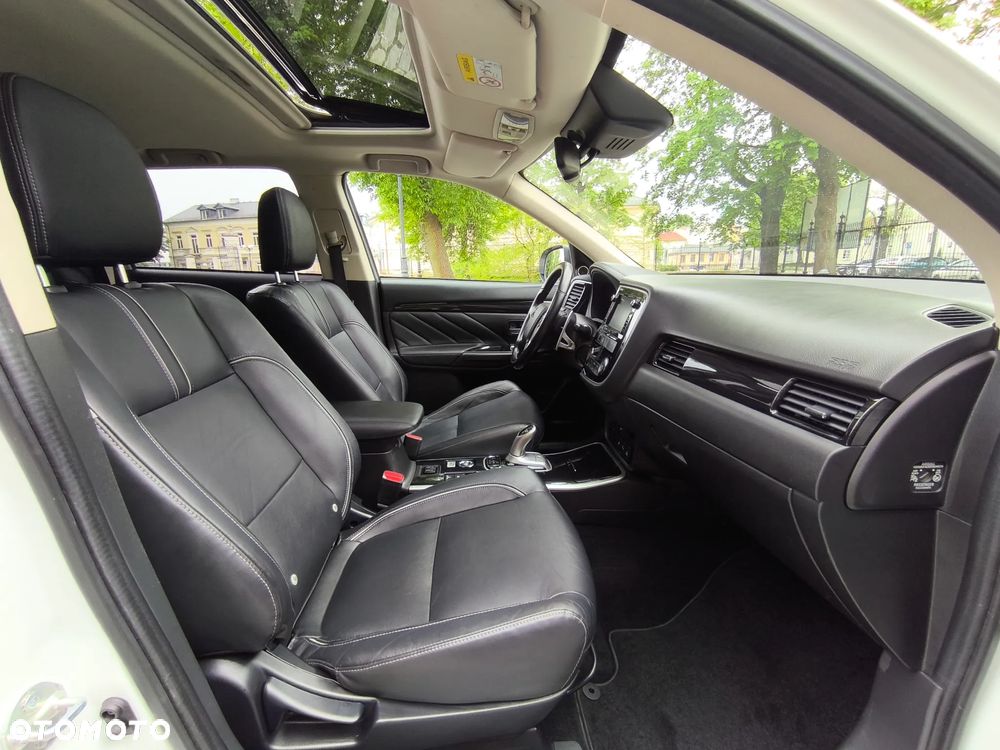 Mitsubishi Outlander 2.0 4WD Top - 24
