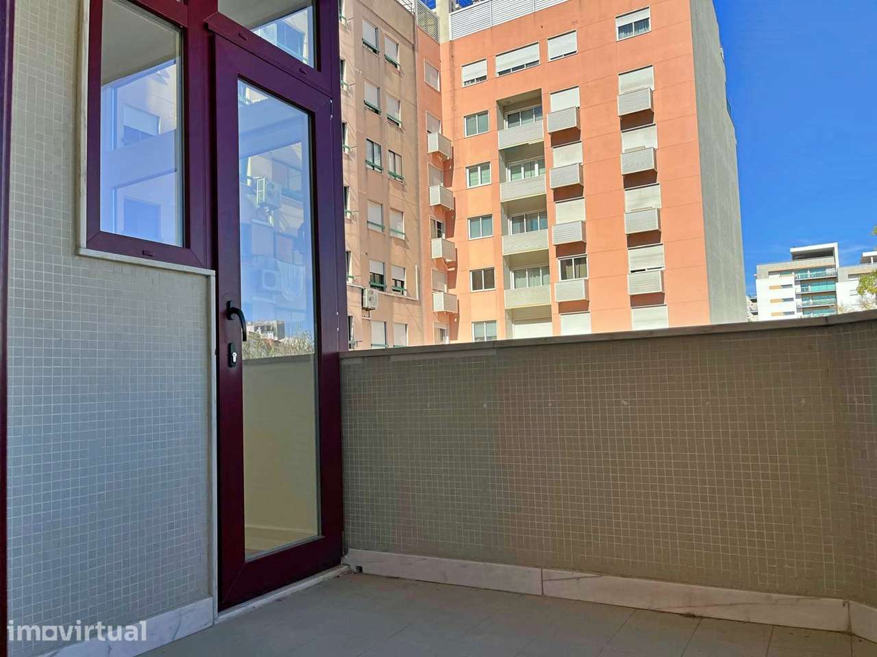 Apartamento T3 Remodelado com Parqueamento em Prédio Bem Localizado - Grande imagem: 5/39