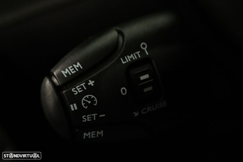 Peugeot 2008 1.2 PureTech Allure - 17