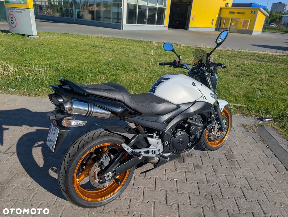 Suzuki GSR - 6