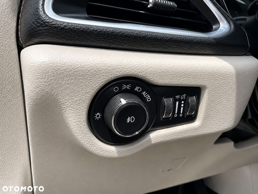 Chrysler Pacifica - 11