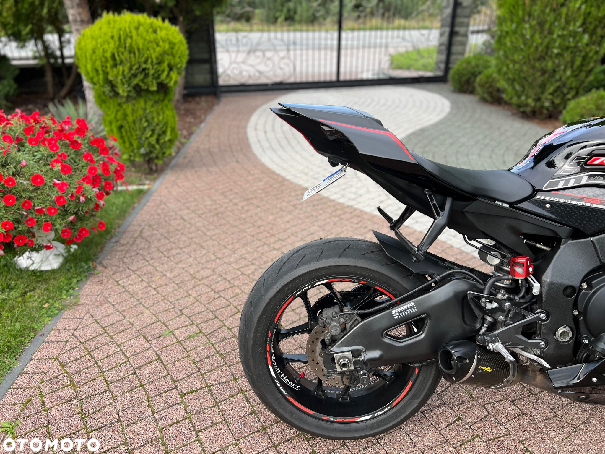Yamaha R1 - 8