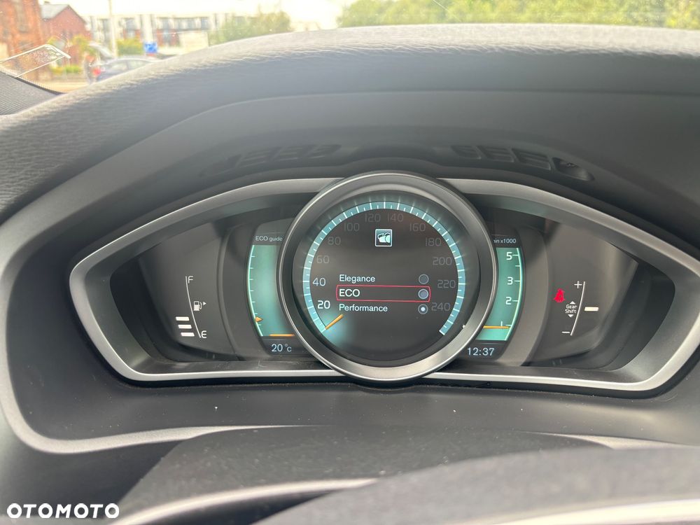 Volvo V40 D2 R-Design - 14