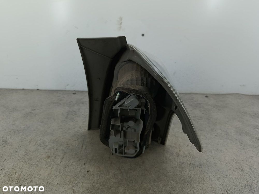 LAMPA TYLNA LEWA TOYOTA COROLLA VERSO II - 6