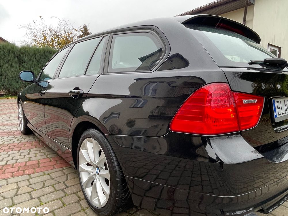 BMW Seria 3 318i Touring - 25
