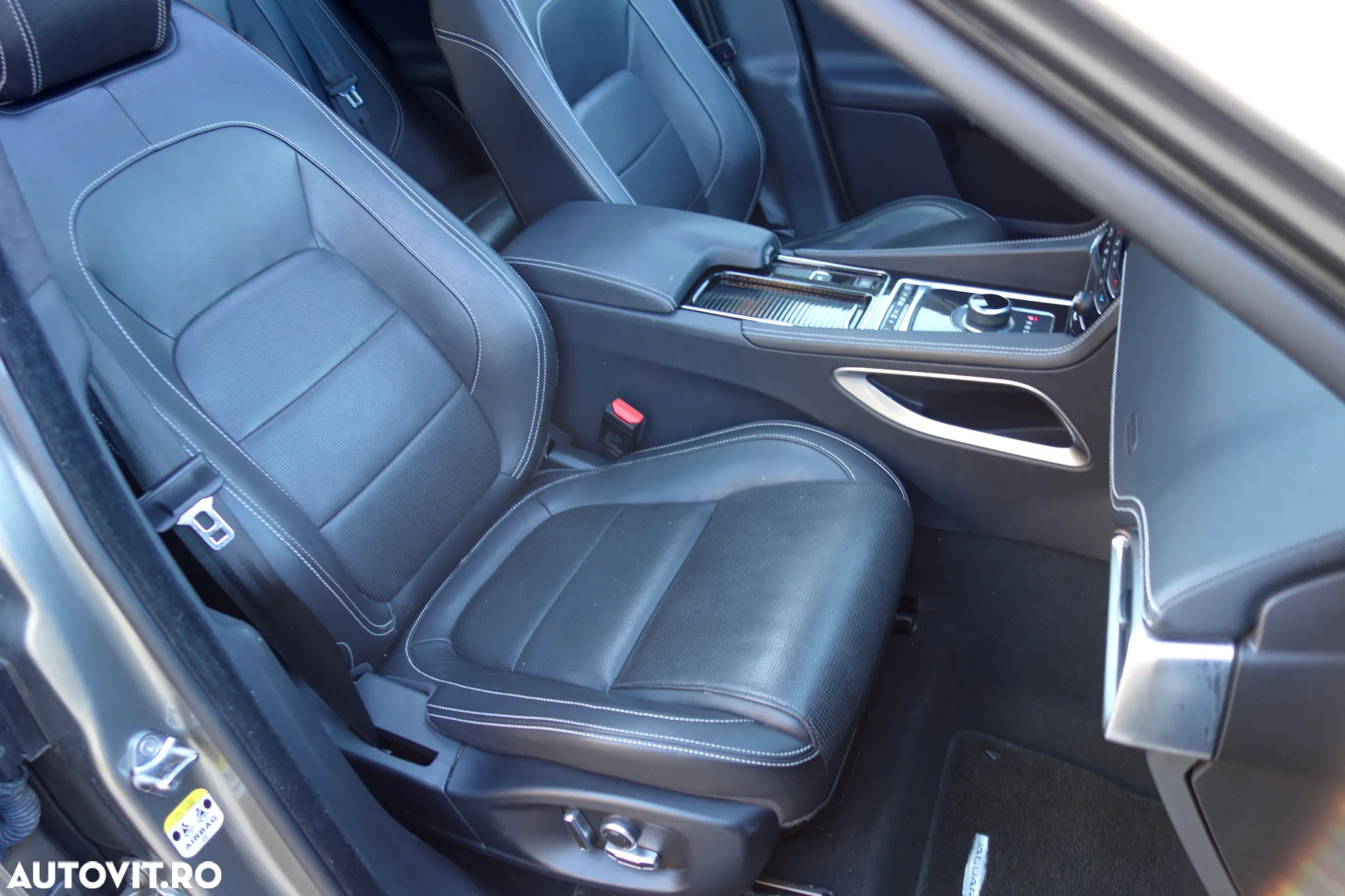 Jaguar F-Pace 25t AWD R-Sport - 25