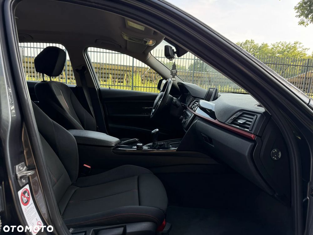 BMW Seria 3 320i Sport Line - 11