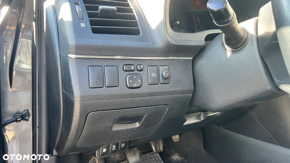 Toyota Avensis 1.8 Premium - 26
