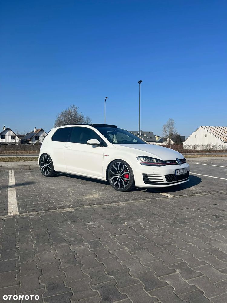 Volkswagen Golf - 1
