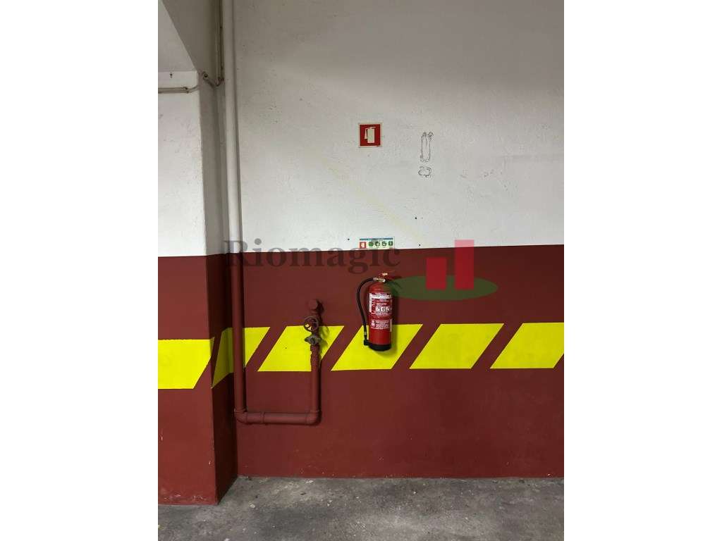 Lisboa Benfica - Estacionamento na Av. Gomes Pereira - Grande imagem: 4/6