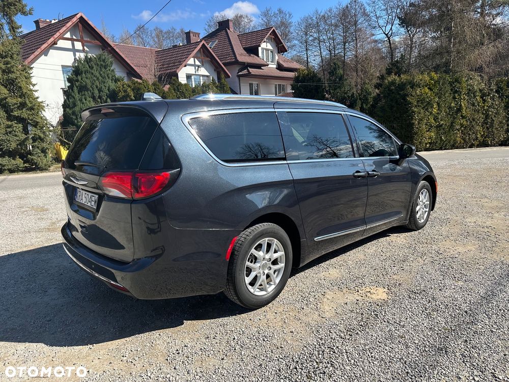 Chrysler Pacifica - 2