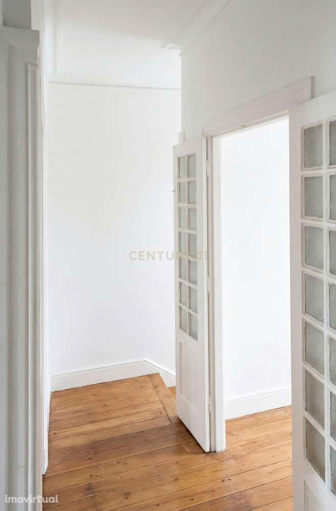 Moradia T4 com jardim em localização privilegiada, a minutos da praia - Grande imagem: 2/8