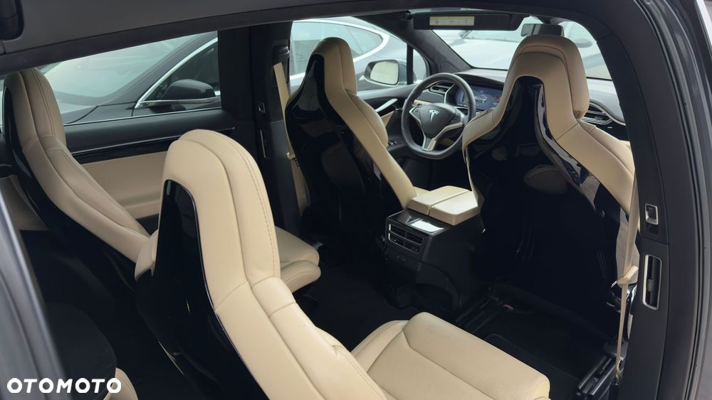 Tesla Model X - 12
