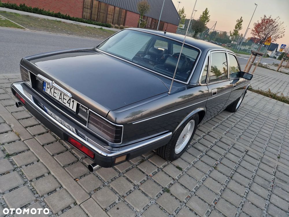 Jaguar Daimler Double Six - 8