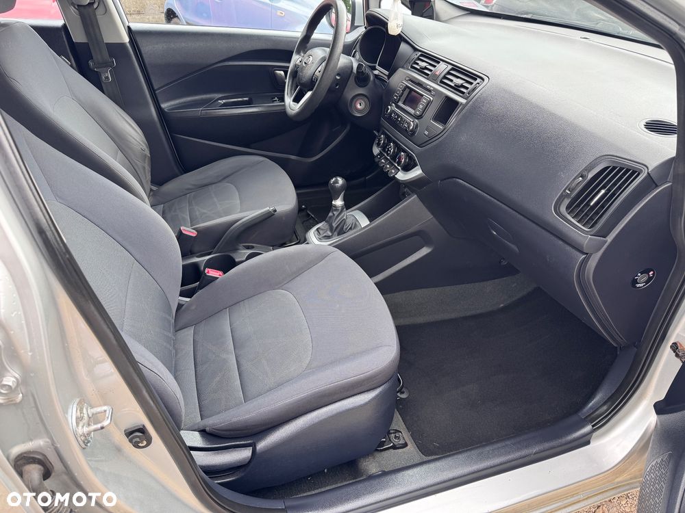 Kia Rio 1.2 L - 6