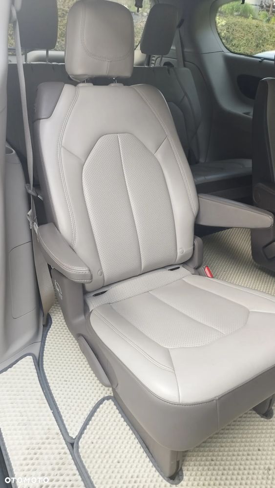 Chrysler Pacifica - 12