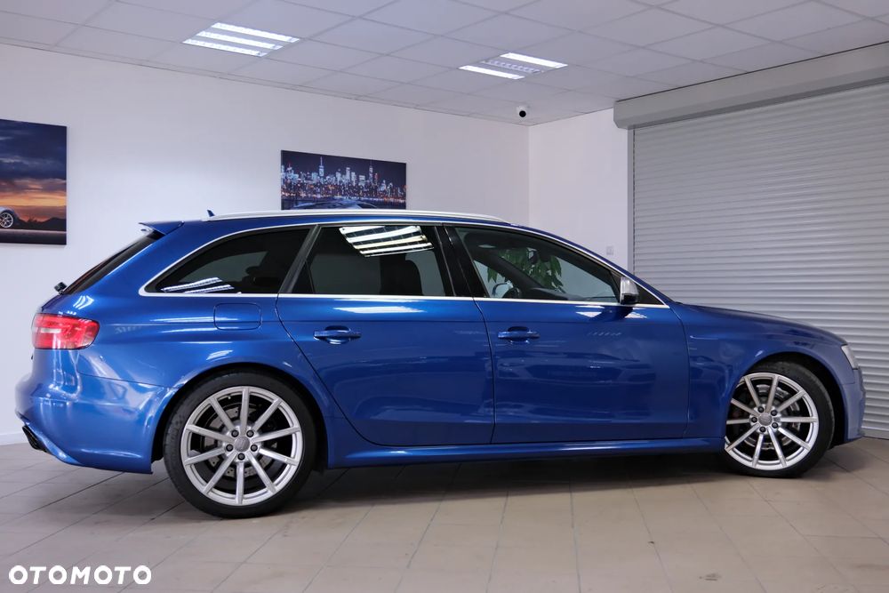 Audi RS4 Avant Standard - 16