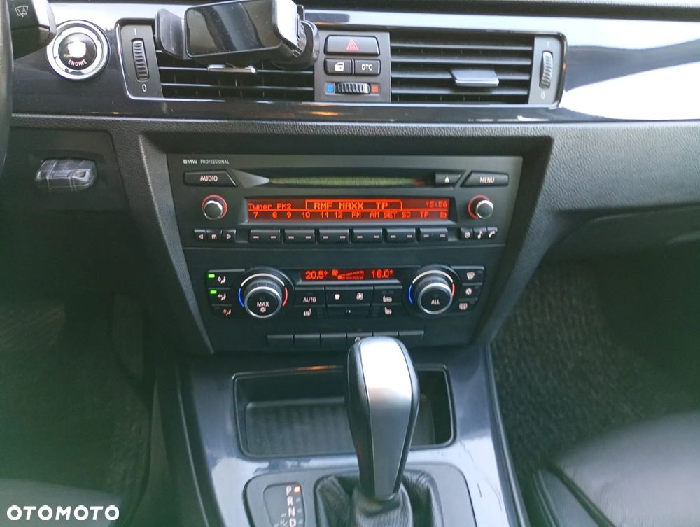 BMW Seria 3 320d xDrive DPF Touring - 33