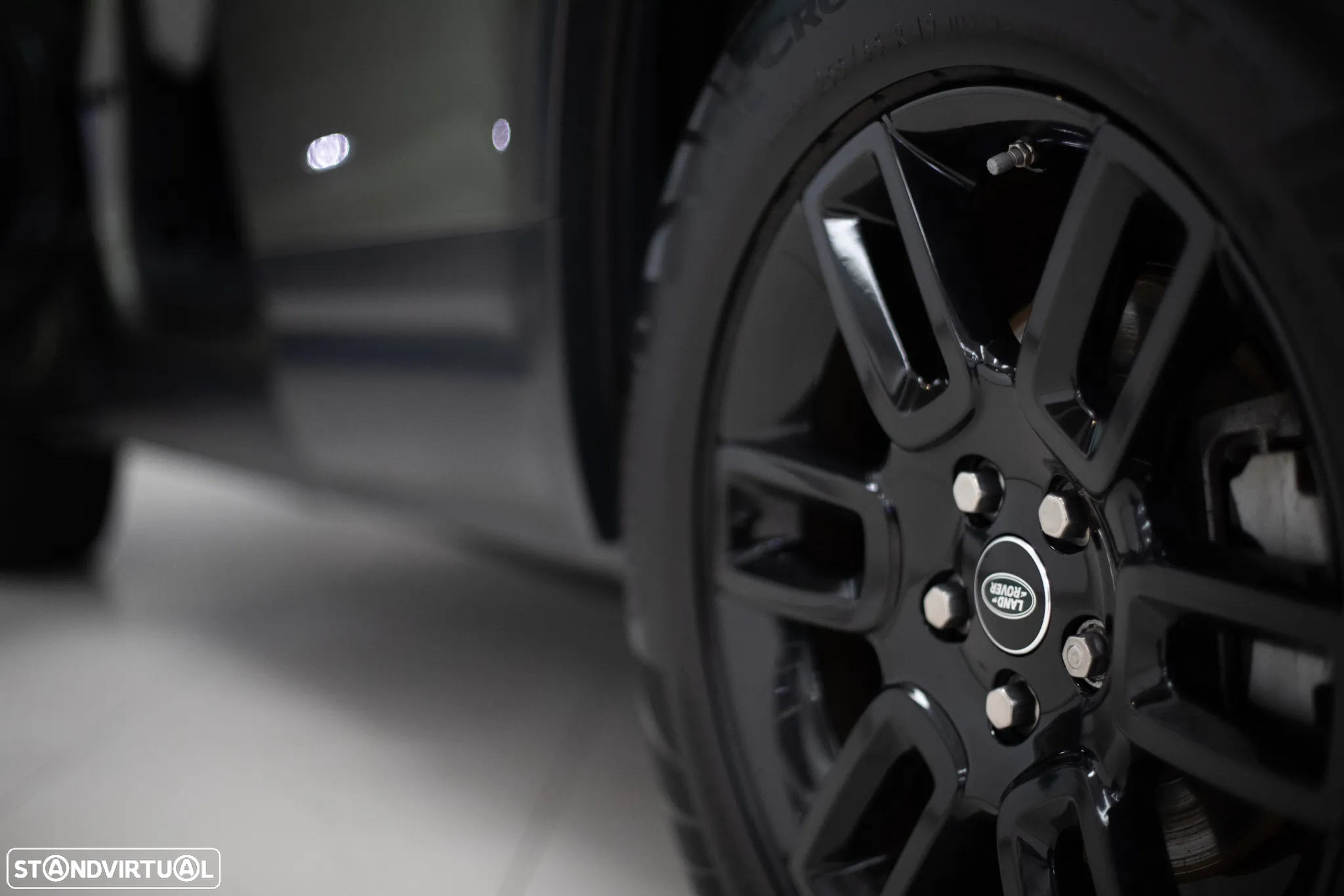 Land Rover Defender 110 D240 S - 11