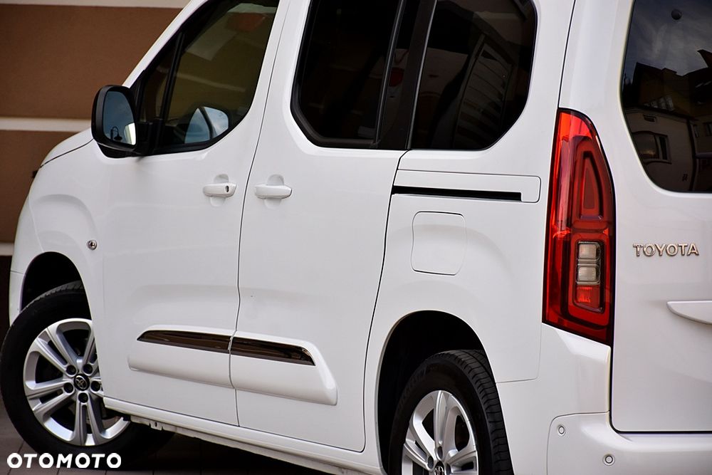 Toyota Proace City Verso 1.2 Turbo L1 Team Deutschland - 12