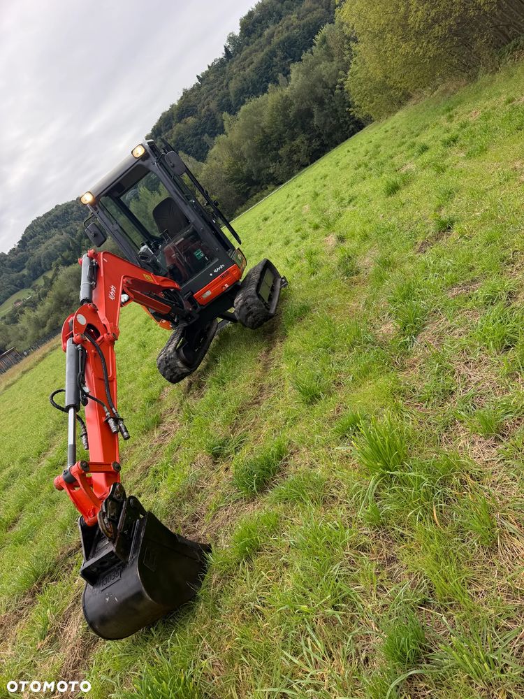 Kubota U27 Minikoparka koparka gąsienicowa 2.8 tony. jak Nówka sztuka z salonu! 2018 rok. 2000 mtg. Przywieziona z Gospodarstwa Norweskiego! Zadbana Maszyna ani deka luzów i wycieków. Aktualna Dekra dokumentacja BMWT! Szybkozłącze. Szybka wolna jazda. Zamki na tłokach. Wersja Norweska!! OKAZJA Tanio - 20