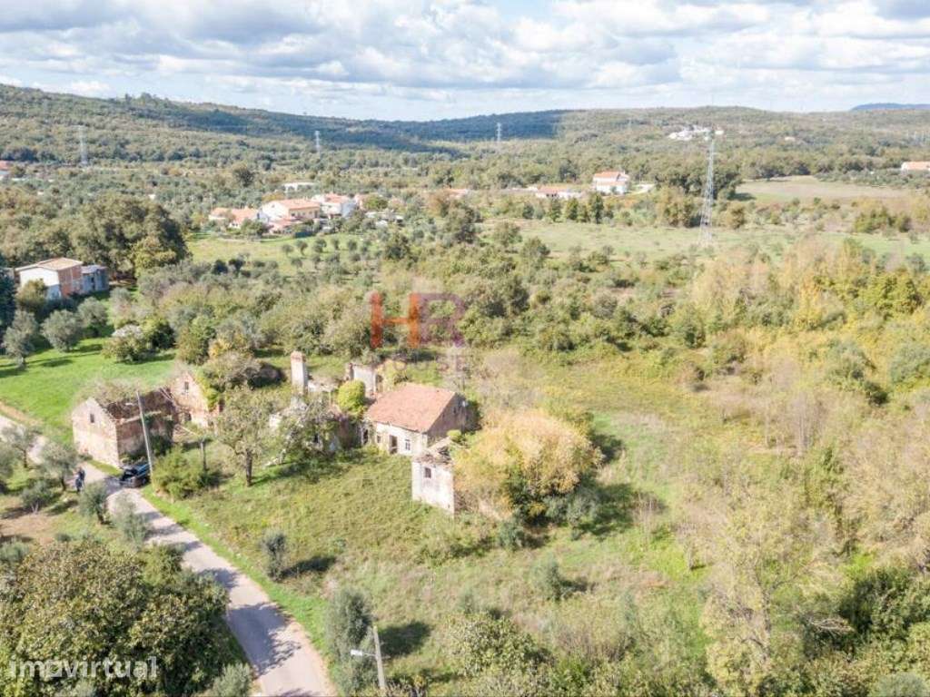 Vende-se Terreno com casas em ruina com 8000m2 - Grande imagem: 2/25