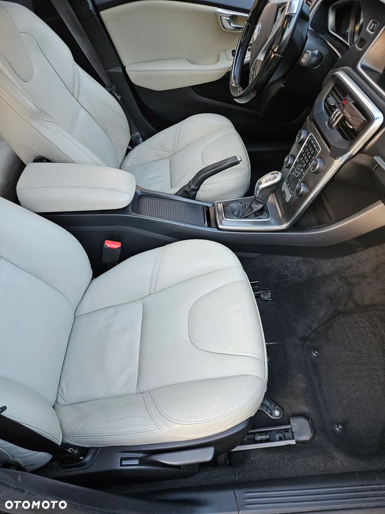 Volvo V40 D4 Momentum - 9