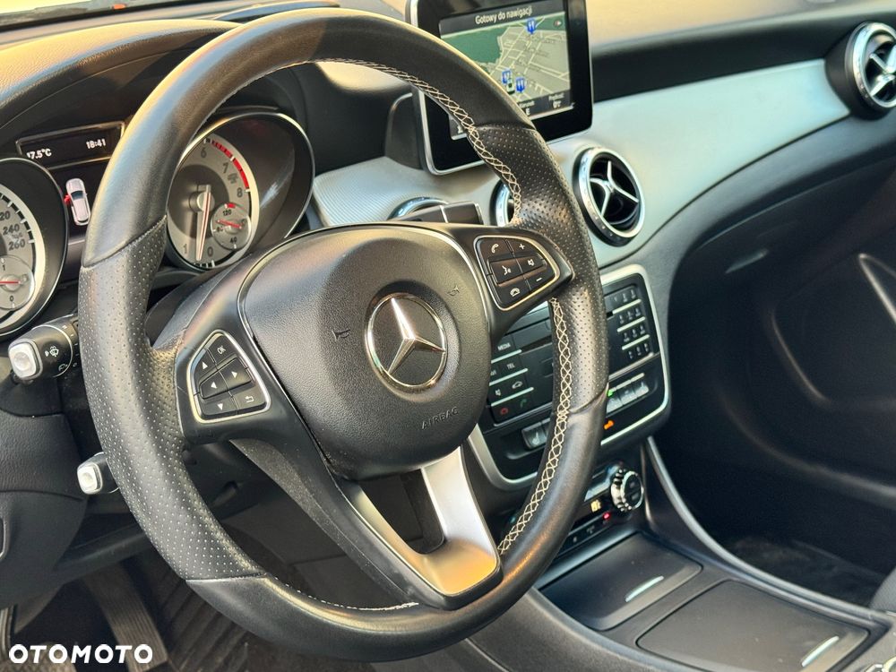 Mercedes-Benz GLA 200 7G-DCT - 26