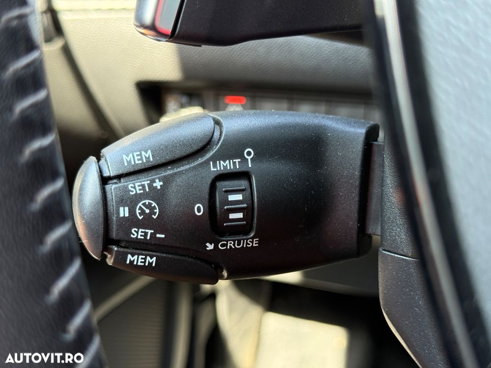 Peugeot 2008 1.2 L PureTech STT EAT8 Allure - 19
