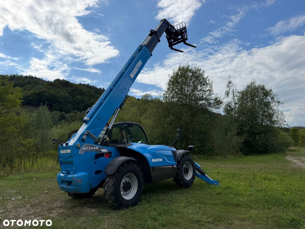 Manitou MT1440. Ładowarka Teleskopowa 14 metrów wysuw! UDŹWIG 4 TONY! Przebieg 2500 mtg. Maszyna jak Nowa z SALONU. 2017 rok. z Norwegii z Gospodarstwa rolnego! Silnik PERKINS Turbo 110 km. Aktualne Serwisy w Dekra. Nowy Model sterowane wszystko z 1 dżojstika. Ani deka luzów czy wycieku. OKAZJA! Jazda REWERS + 4 biegi. Skręt 3 tryby. Wyjście Hydrauliczne na maszcie, Poziomowanie ośi stabilizatory! Wyjścia Hydrauliczne na maszt! Okazja Ani deka luzów i wycieków. Wersja Norweska. Wielka Okazja  Opony jak Nowe! - 6