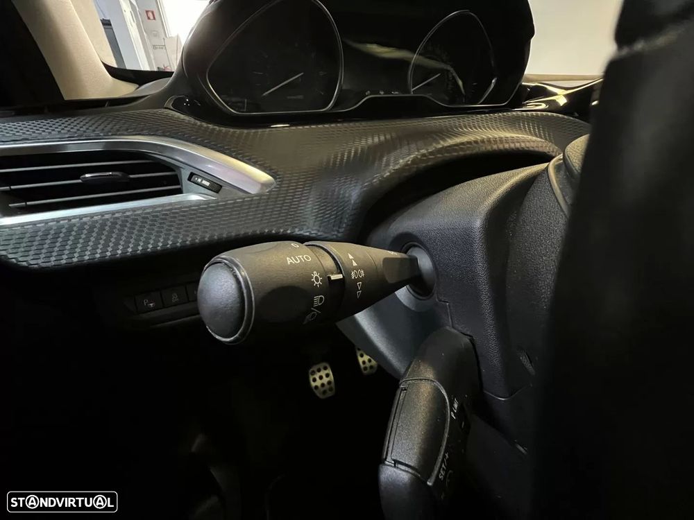 Peugeot 208 1.2 PureTech GT Line - 38