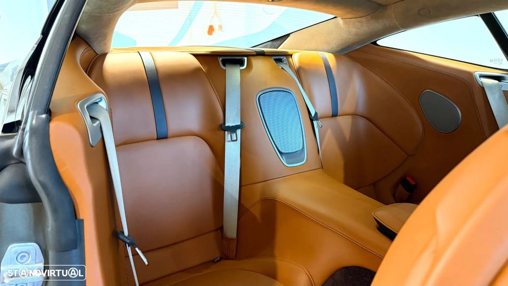 Aston Martin DB11 Coupé - 37