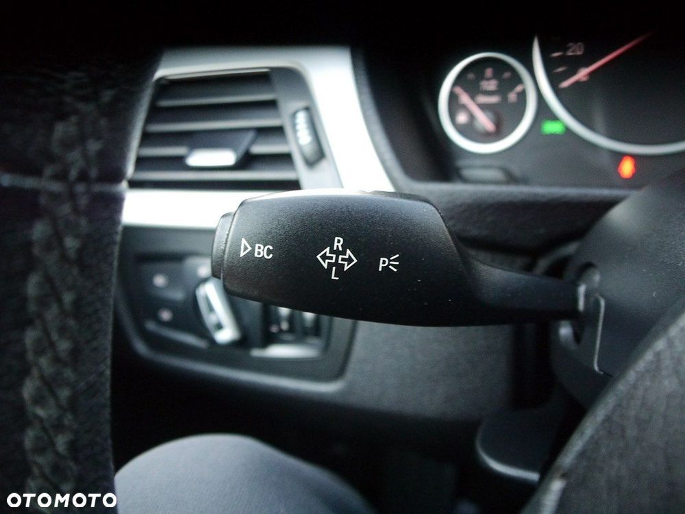 BMW Seria 3 318d Luxury Line - 33