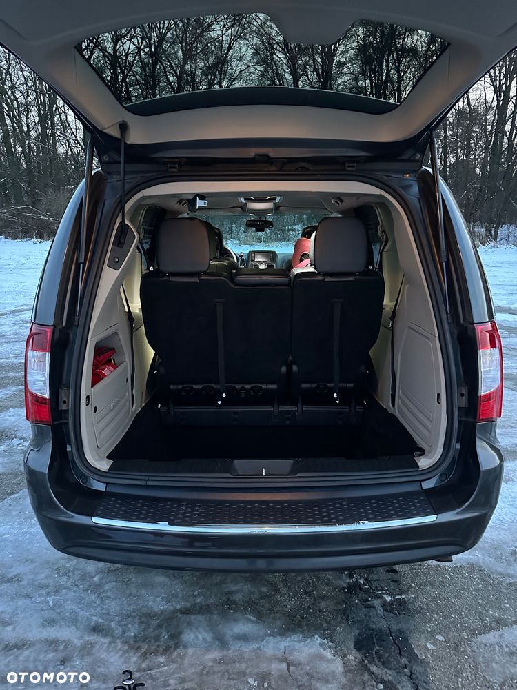 Chrysler Town & Country - 12