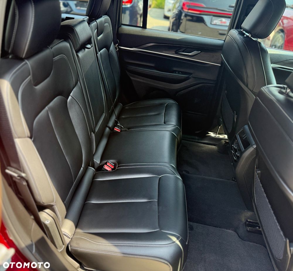 Jeep Grand Cherokee - 32