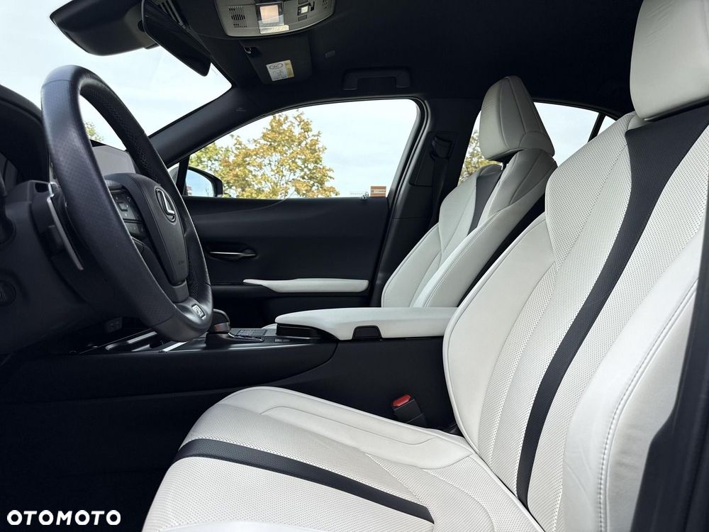 Lexus UX - 12