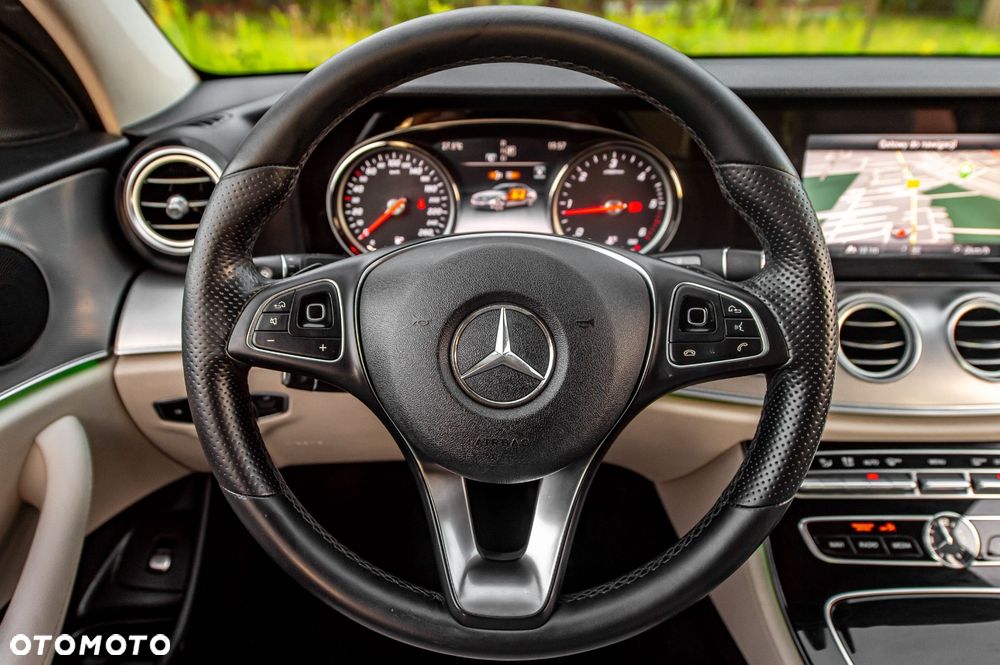 Mercedes-Benz Klasa E 220 d 4-Matic 9G-TRONIC - 23
