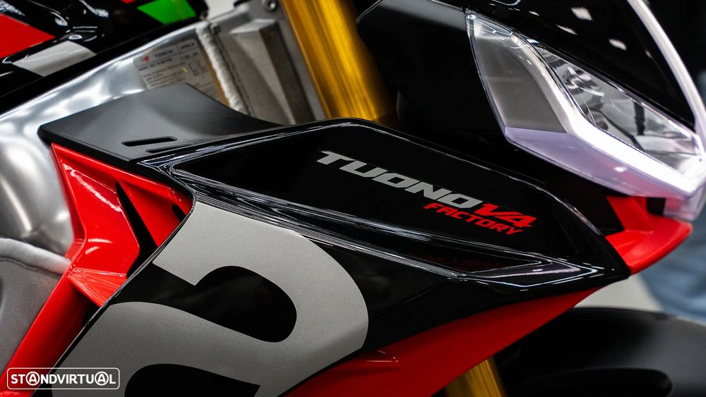 Aprilia Tuono V4 FACTORY - 16