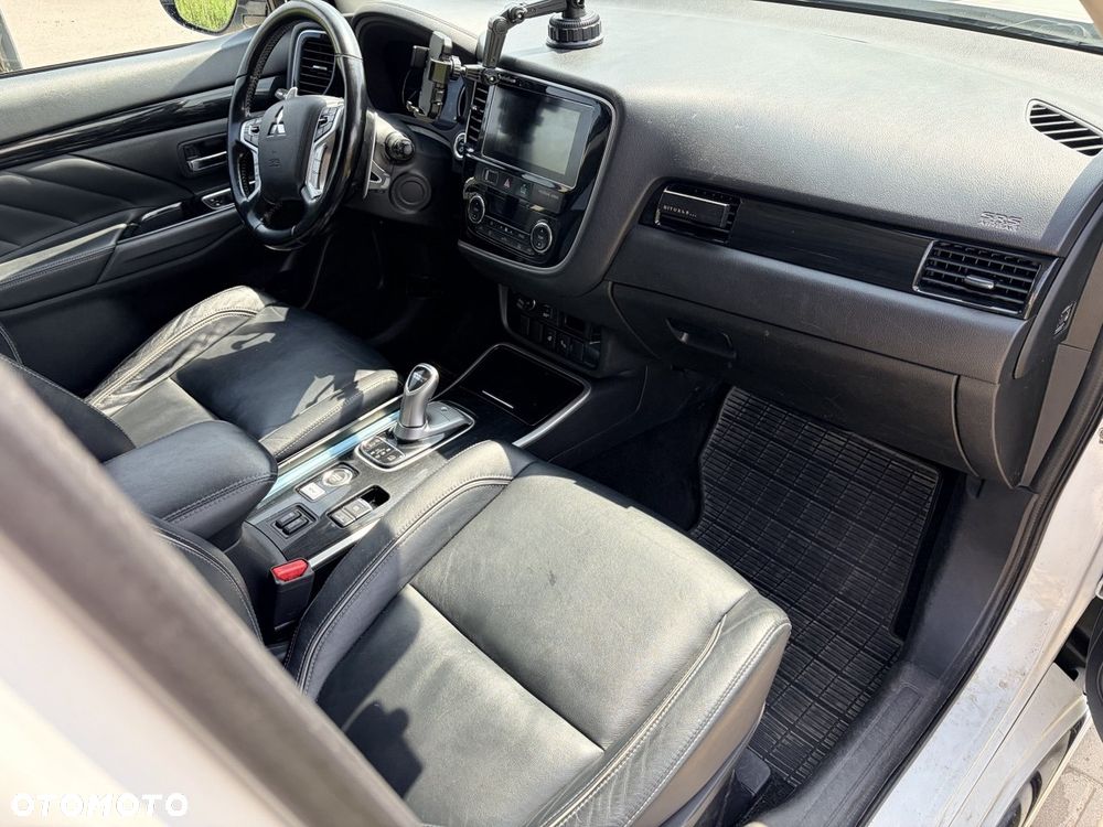 Mitsubishi Outlander Instyle NAVI + - 7