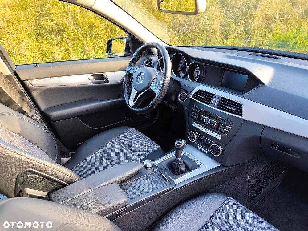 Mercedes-Benz Klasa C 180 CGI BlueEff Avantgarde - 27