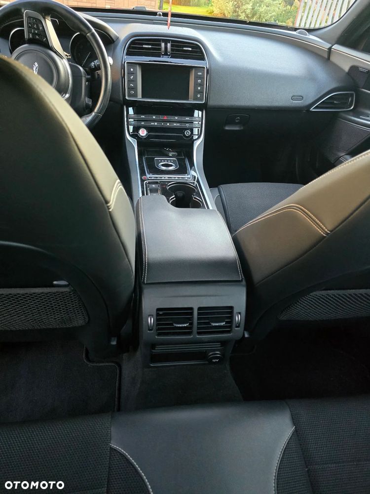 Jaguar XE 2.0 D R-Sport - 25