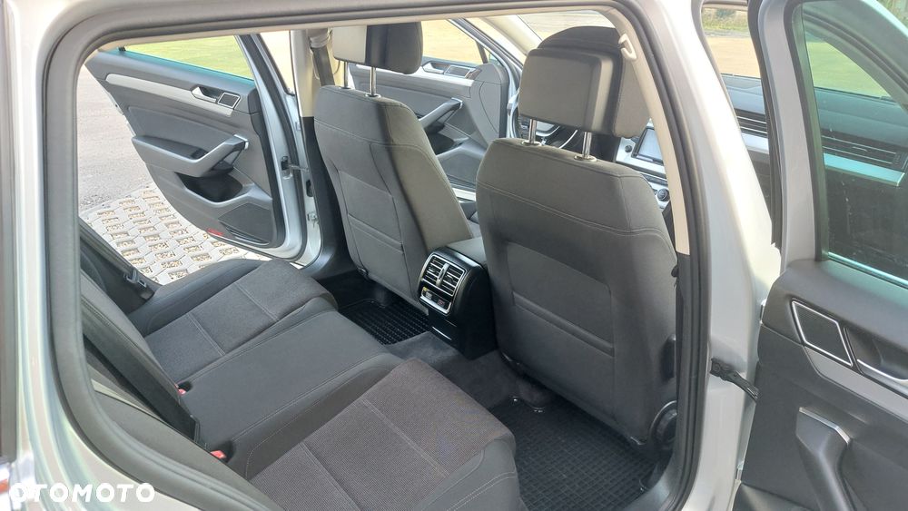 Volkswagen Passat - 31