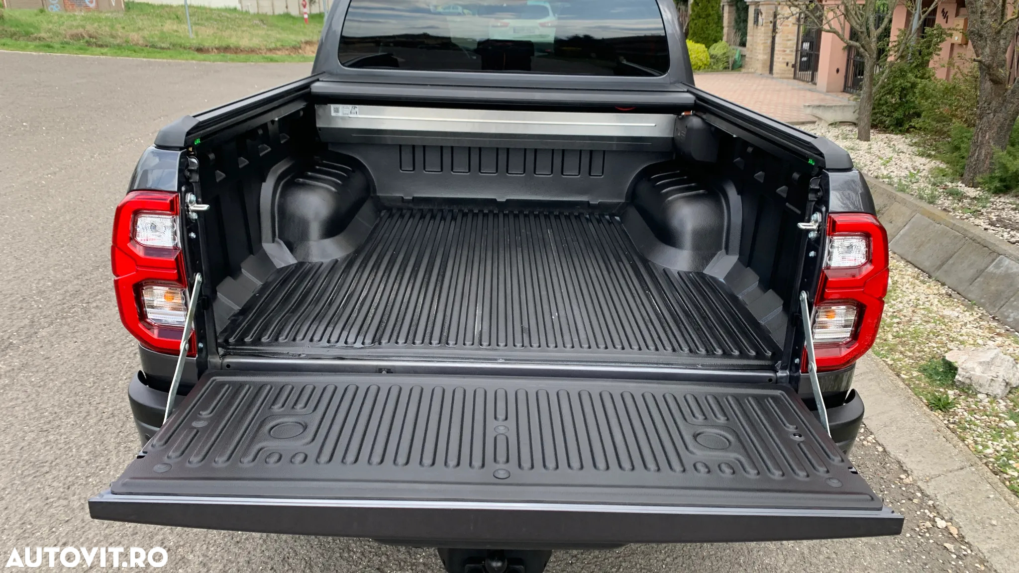 Toyota Hilux 2.8D 204CP 4x4 Double Cab AT Invincible Color Edition - 19