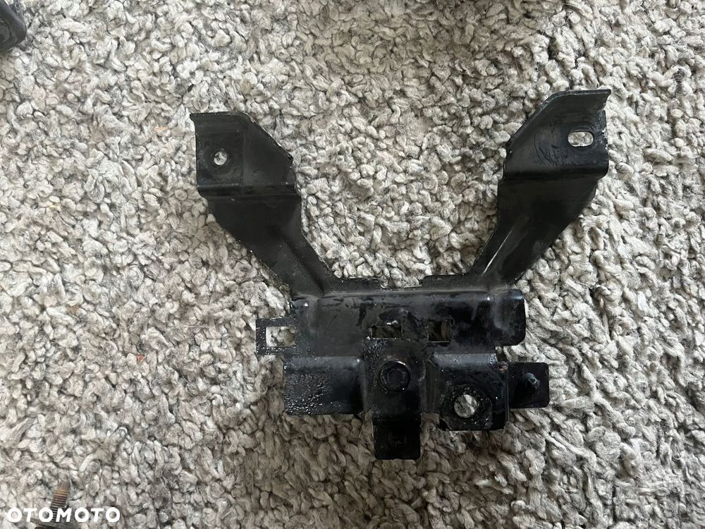 8V51-A16860-AA UCHWYT ZAMKA MASKI FORD FIESTA MK7 - 4