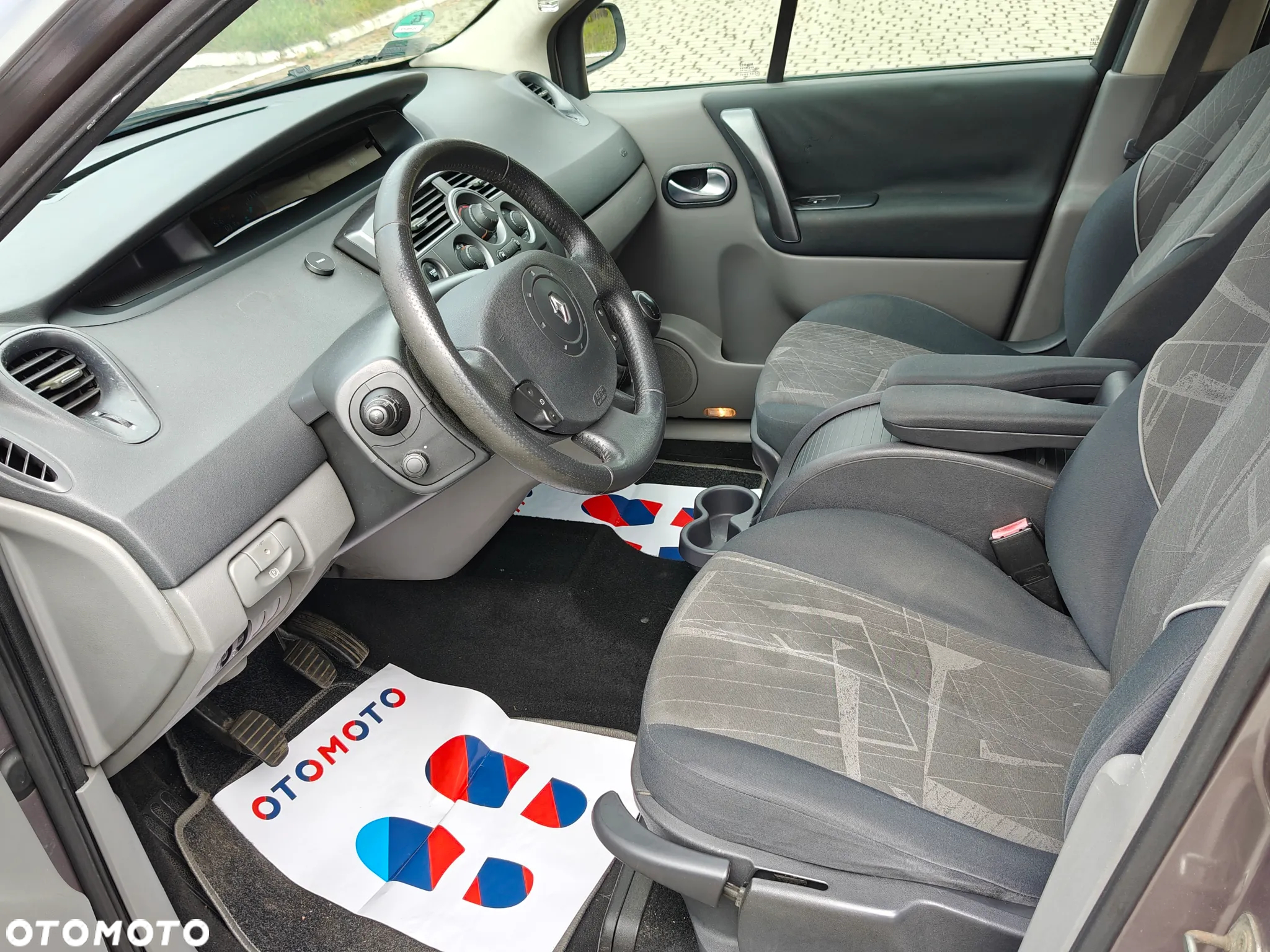 Renault Scenic 1.6 16V Confort Privilege - 9