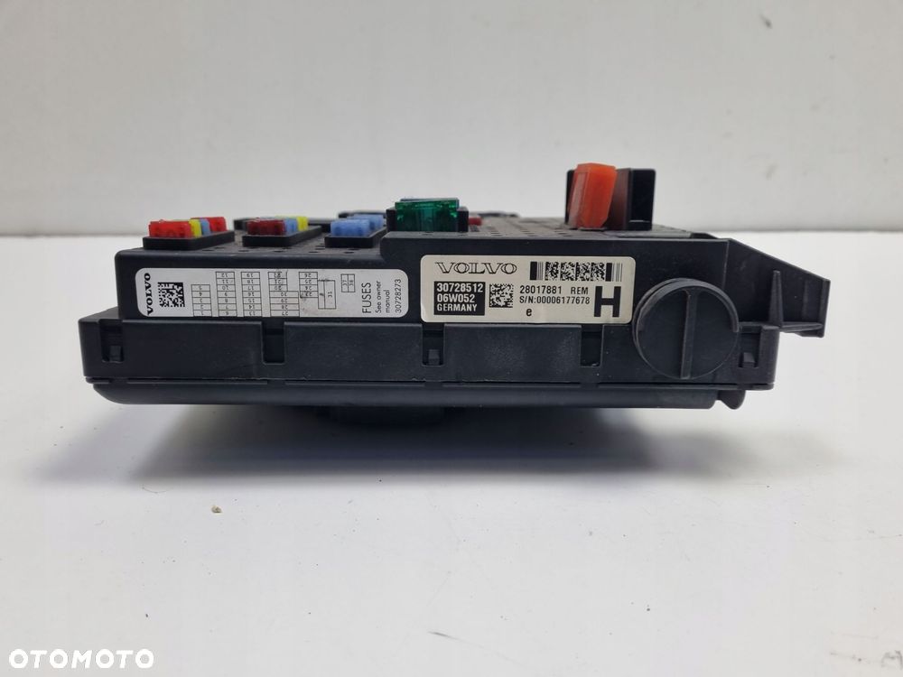 Volvo S60 I XC70 I V70 II 2.4 D5 SKRZYNKA BEZPIECZNIKÓW 30728512 - 5