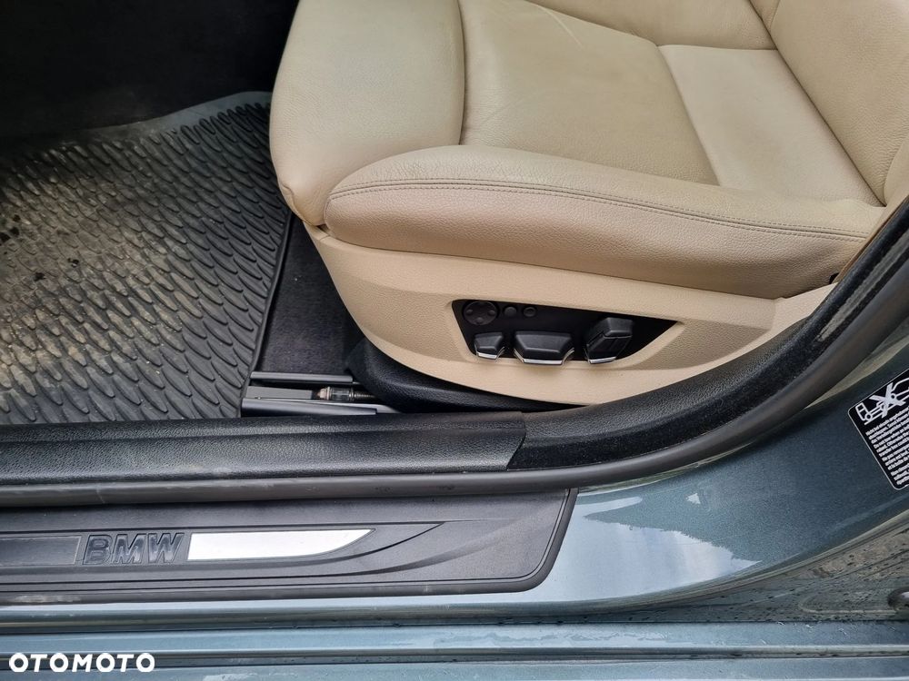 BMW Seria 5 528i Sport-Aut Luxury Line - 27